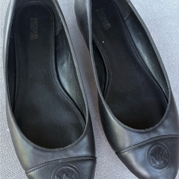 Michael Kors classic ballet flats in black with round cap toe with MK logo - Picture 3 of 10